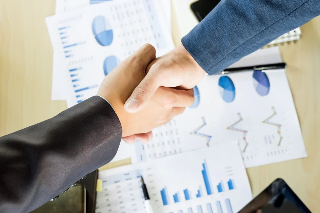 Giới thiệu businessmen shaking hands during meeting 1423 80 1024x682 1