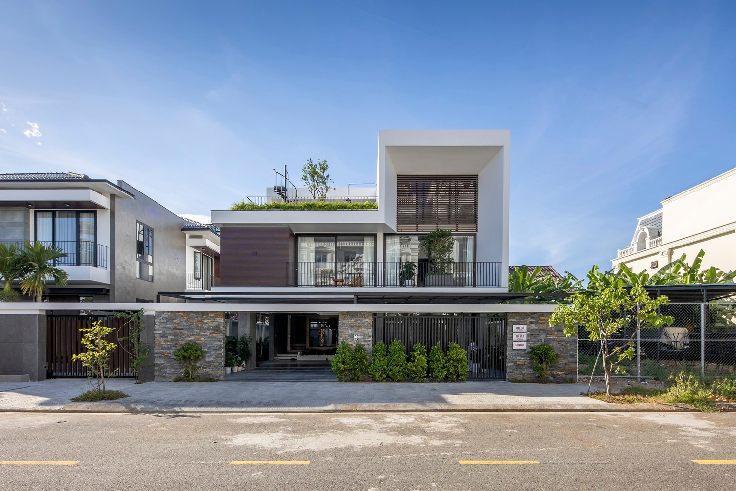 NHÀ PHỐ CÓ HỒ BƠI VÀ GIẾNG TRỜI NHÀ PHỐ CÓ HỒ BƠI VÀ GIẾNG TRỜI
